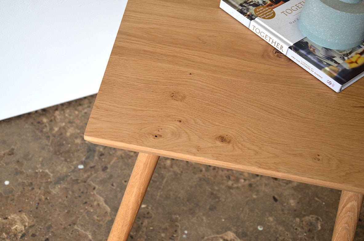 oak table top close up of wood grain